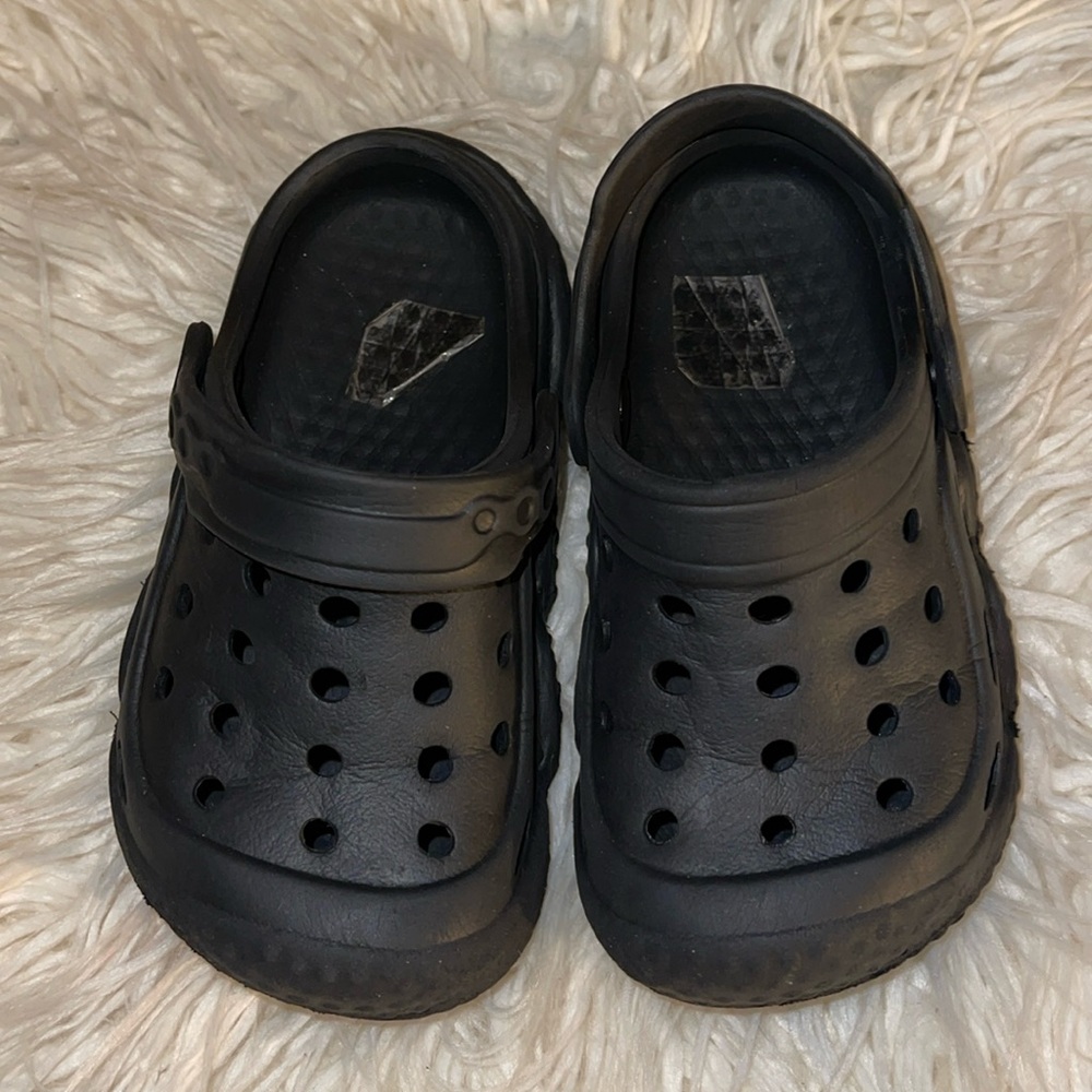Crocs Unisex Black 8.5 (EU 25) House Outside Beach Pool Vaca All Season Travel